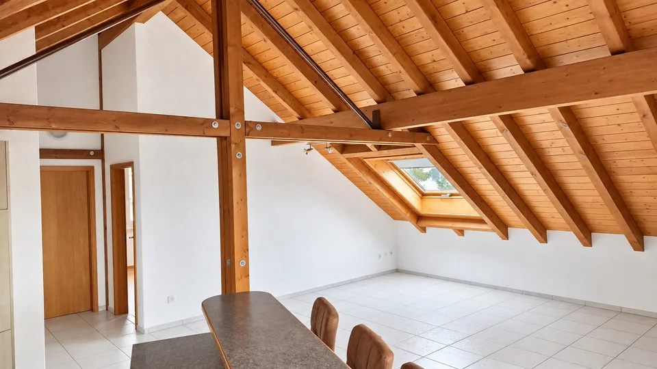 Charmante Dachwohnung mit Sichtbalken, Balkon und viel Wohnkomfort