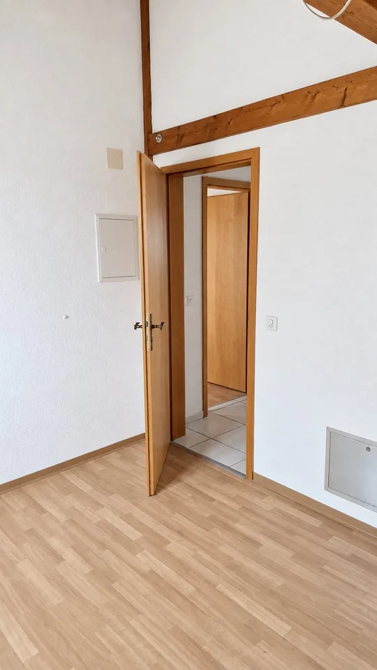 Charmante Dachwohnung mit Sichtbalken, Balkon und viel Wohnkomfort