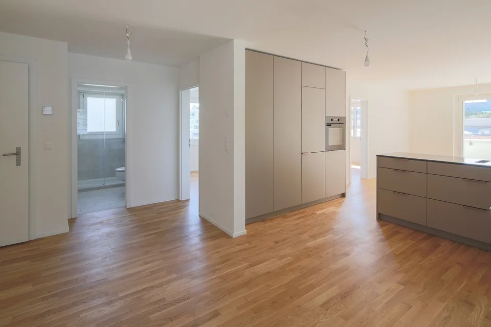 Erstbezug von exklusiver Attika-Wohnung mit XXL-Terrasse und Weitsicht!