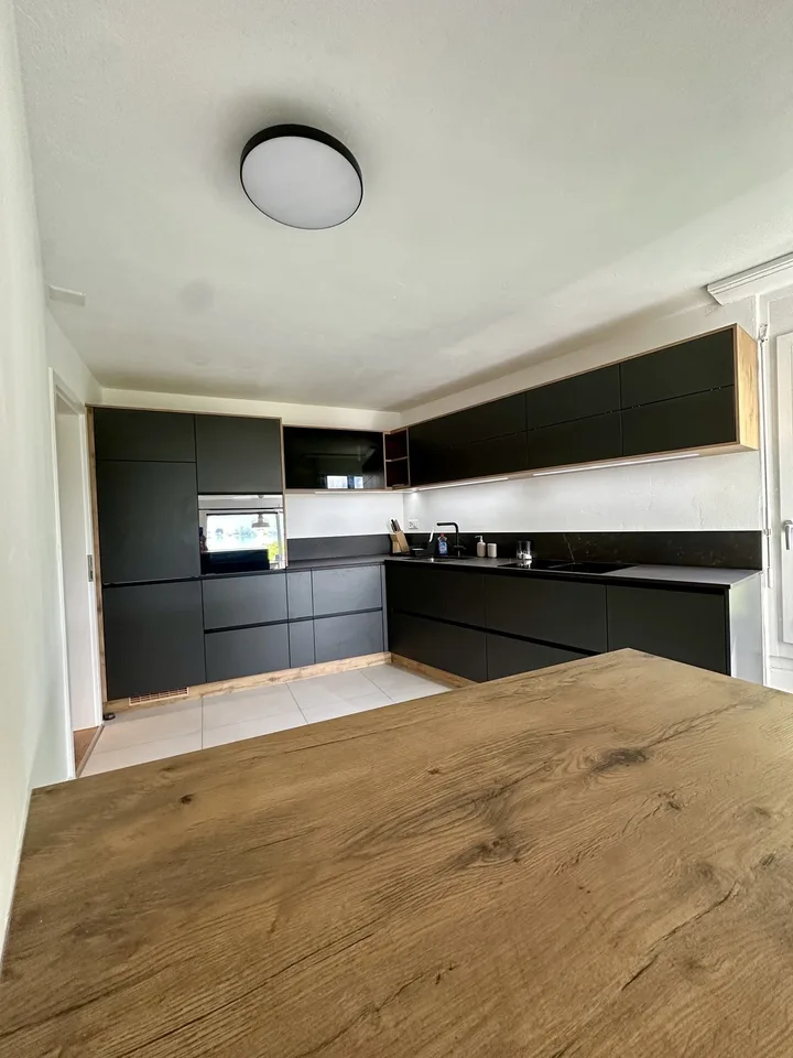 Geräumiges WG Zimmer am Thunersee mit Seesicht.