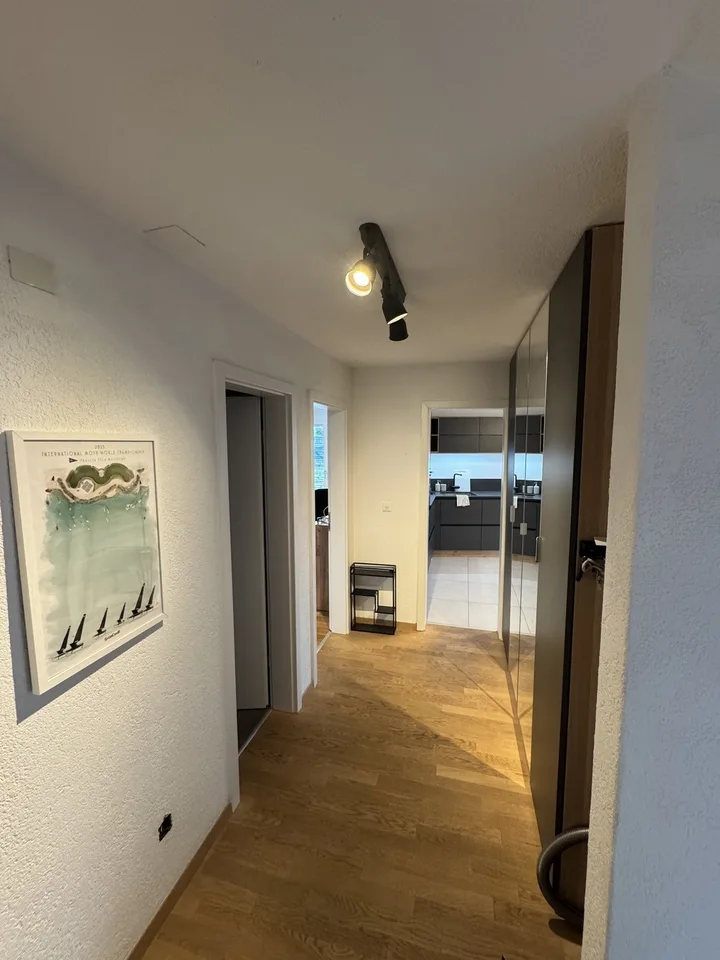 Geräumiges WG Zimmer am Thunersee mit Seesicht.