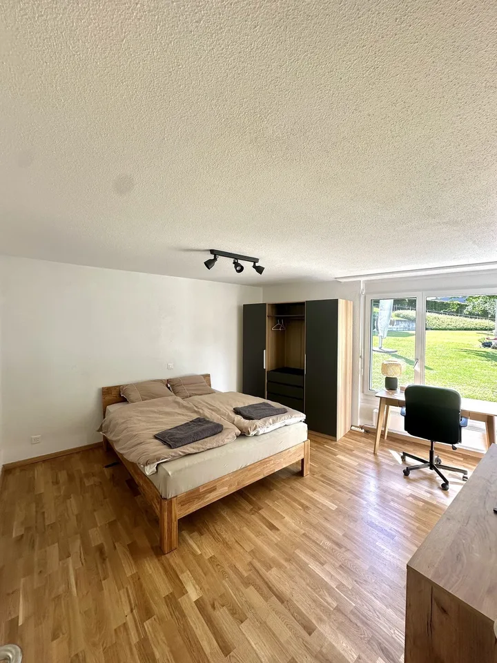 Geräumiges WG Zimmer am Thunersee mit Seesicht.