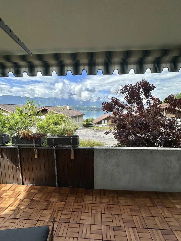 Geräumiges WG Zimmer am Thunersee mit Seesicht.