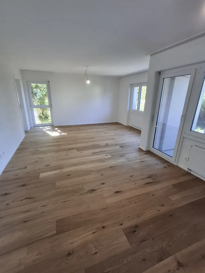 Totalsanierte, helle 5-Zimmer-Wohnung mit Tiefgaragenparkplat – foto 1 di 6