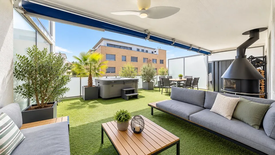 MITTEN IM ZENTRUM - STILVOLLE MAISONETTE MIT EINZIGARTIGER TERRASSE – foto 3 di 8