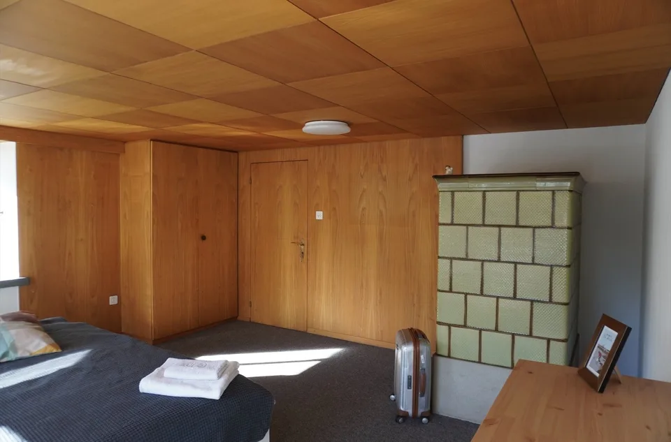 Ruhiges, möbliertes Zimmer im grossen Haus zu vermieten