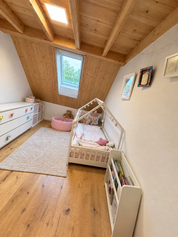 4.5-Zimmer-Maisonette-Wohnung mit Dachgeschoss-Charme, Loggia & Gartenanteil