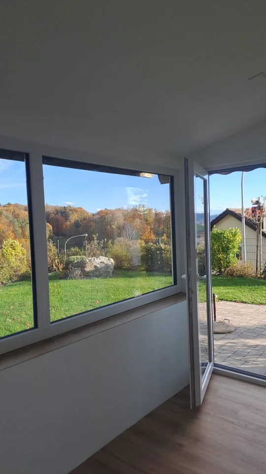 Komplett renovierte Wohnung mit Wintergarten und privatem Garten