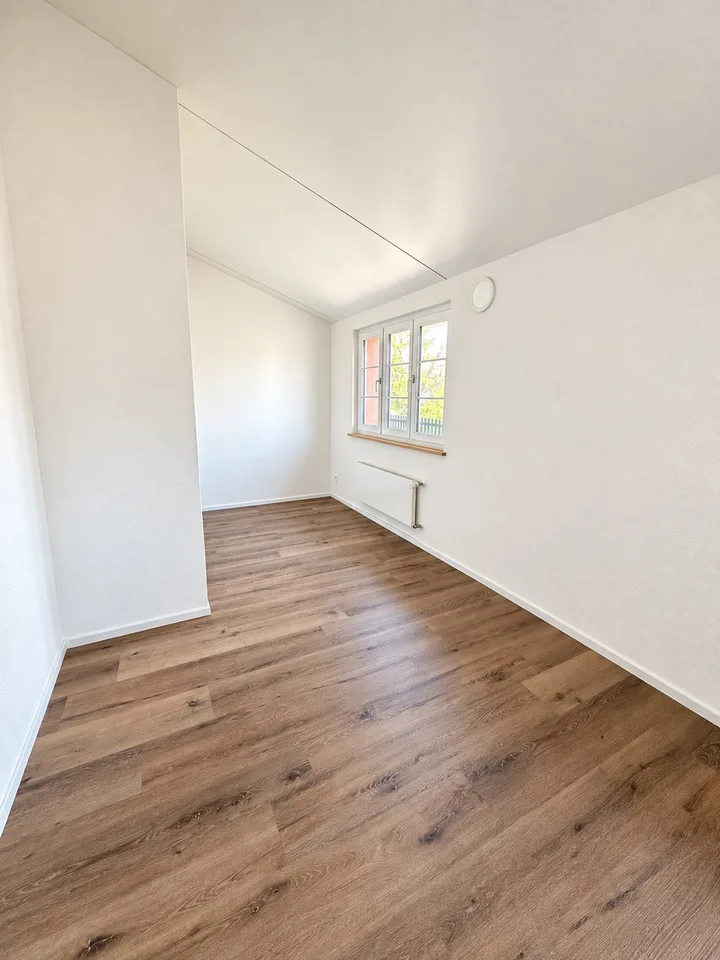Grosszügige 4.5-Zimmer-Dachwohnung, Erstbezug nach Sanierung, 105 m²