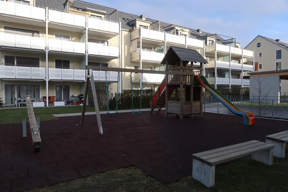 Appartement de jardin 4.5 pièces au rez-de-chaussée, 101 m² avec un espace de séjour donnant sur le verdoyant