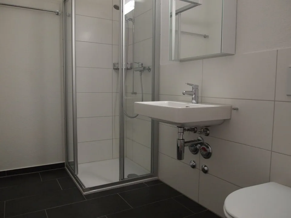 Appartement de jardin 4.5 pièces au rez-de-chaussée, 101 m² avec un espace de séjour donnant sur le verdoyant