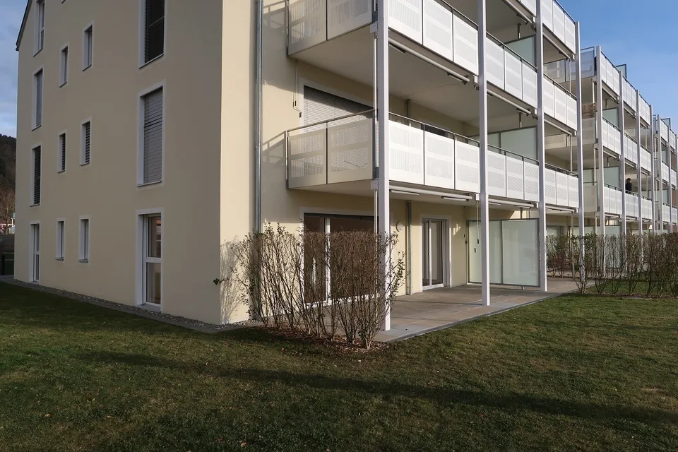 Appartement de jardin 4.5 pièces au rez-de-chaussée, 101 m² avec un espace de séjour donnant sur le verdoyant