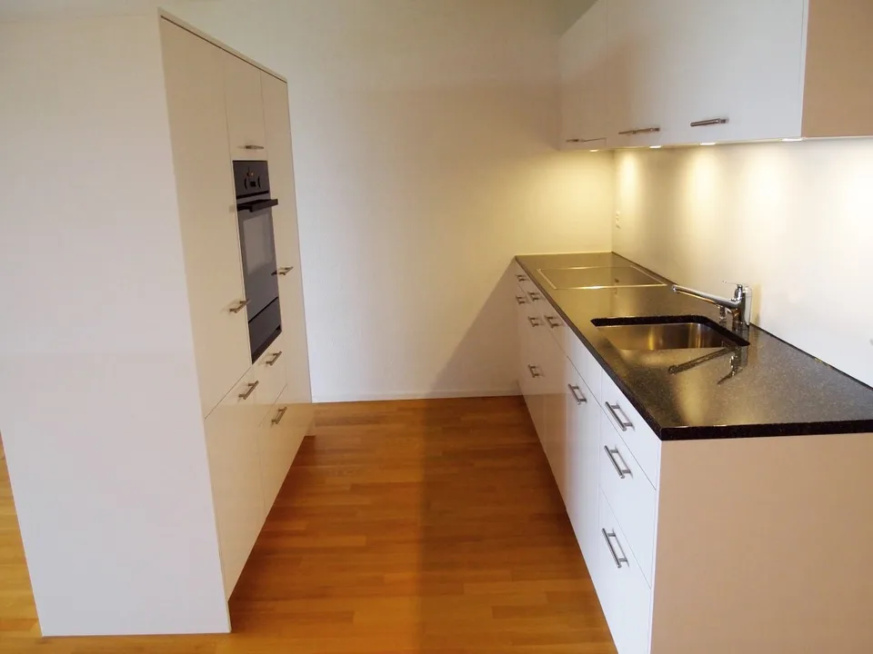 Appartement de jardin 4.5 pièces au rez-de-chaussée, 101 m² avec un espace de séjour donnant sur le verdoyant