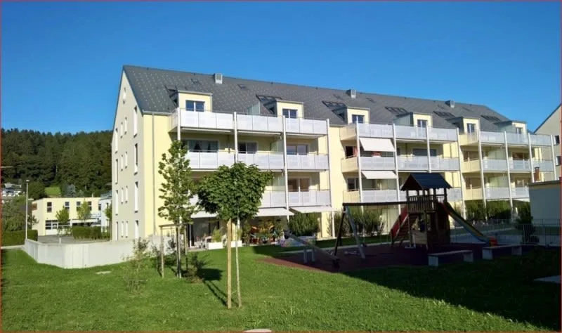 Appartement de jardin 4.5 pièces au rez-de-chaussée, 101 m² avec un espace de séjour donnant sur le verdoyant