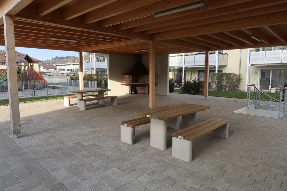 Appartement de jardin 4.5 pièces au rez-de-chaussée, 101 m² avec un espace de séjour donnant sur le verdoyant