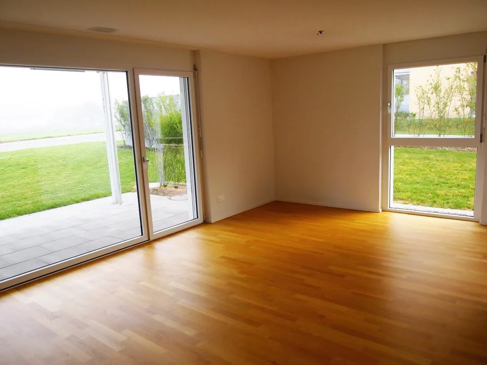 Appartement de jardin 4.5 pièces au rez-de-chaussée, 101 m² avec un espace de séjour donnant sur le verdoyant