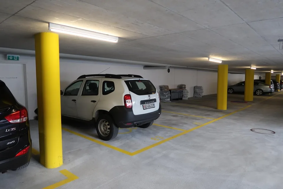 Appartement de jardin 4.5 pièces au rez-de-chaussée, 101 m² avec un espace de séjour donnant sur le verdoyant