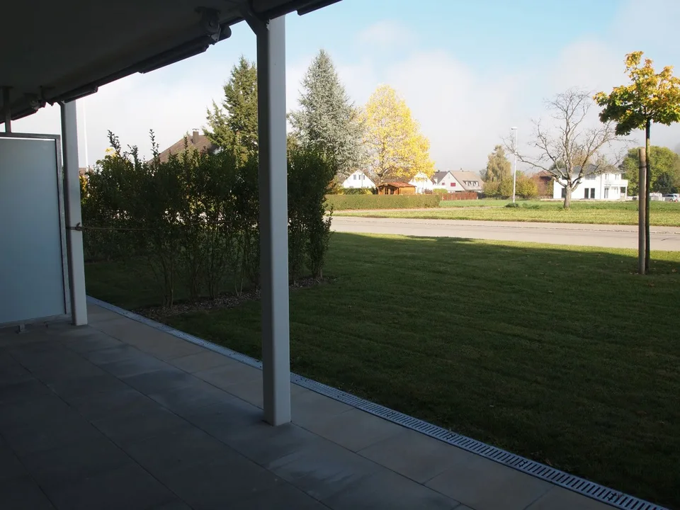 Appartement de jardin 4.5 pièces au rez-de-chaussée, 101 m² avec un espace de séjour donnant sur le verdoyant