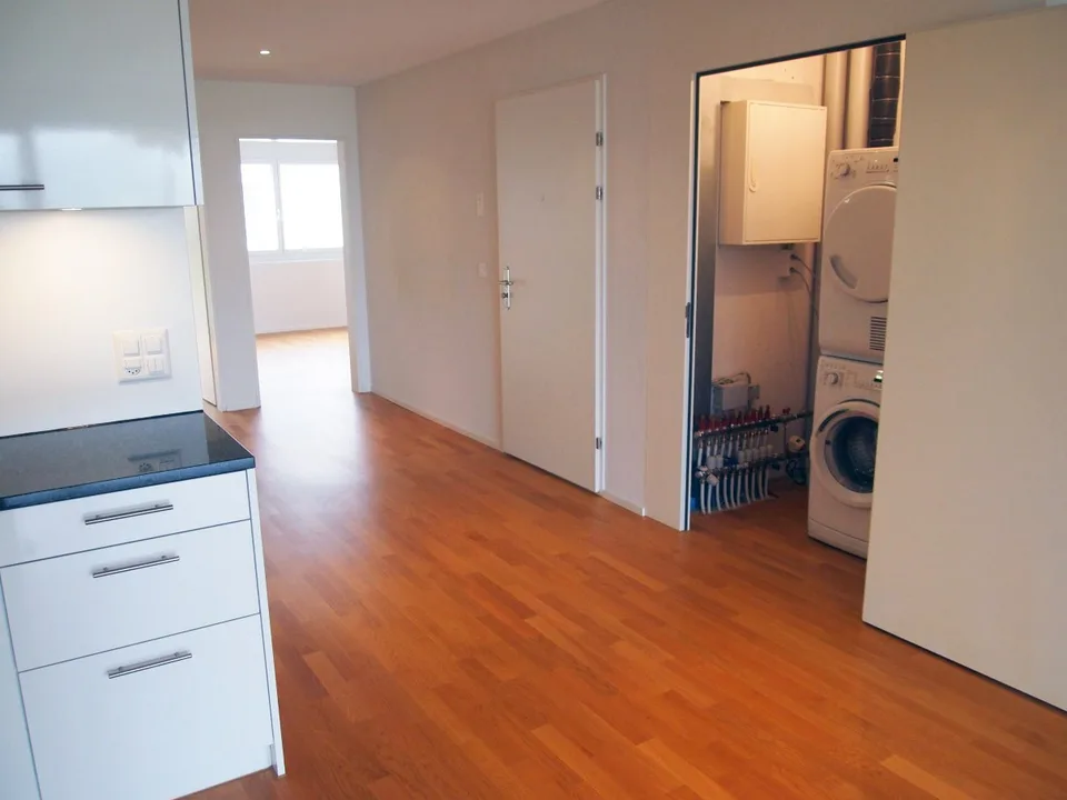 Appartement de jardin 4.5 pièces au rez-de-chaussée, 101 m² avec un espace de séjour donnant sur le verdoyant