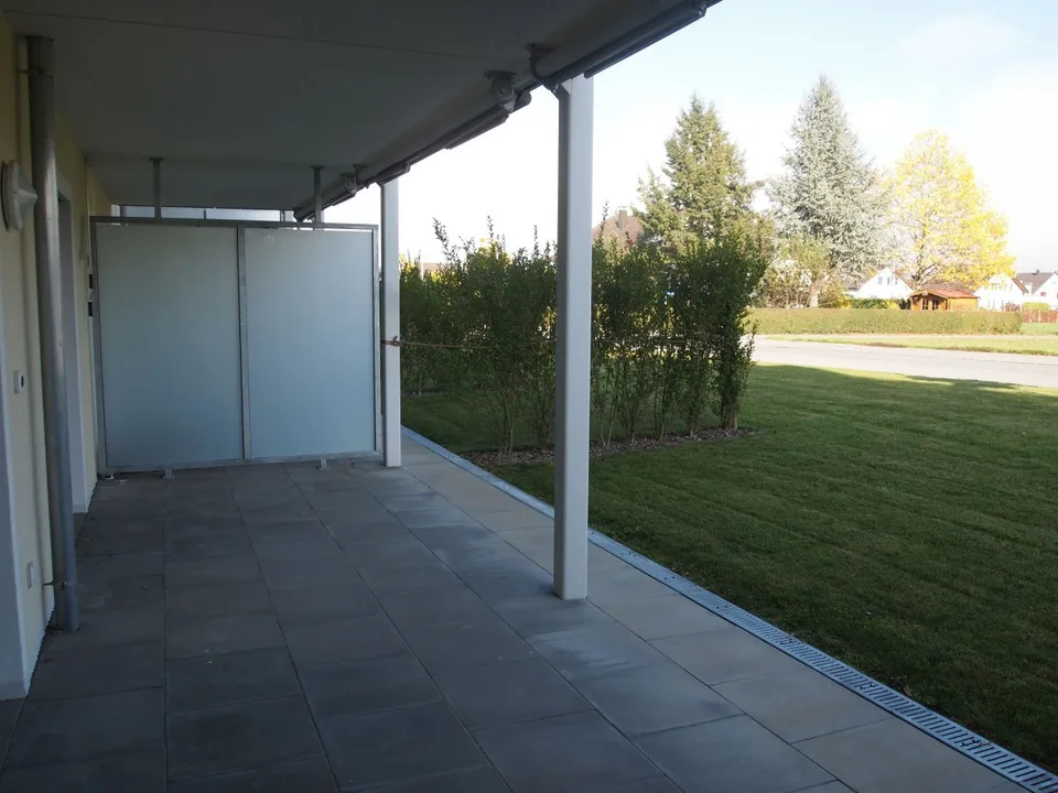 Appartement de jardin 4.5 pièces au rez-de-chaussée, 101 m² avec un espace de séjour donnant sur le verdoyant
