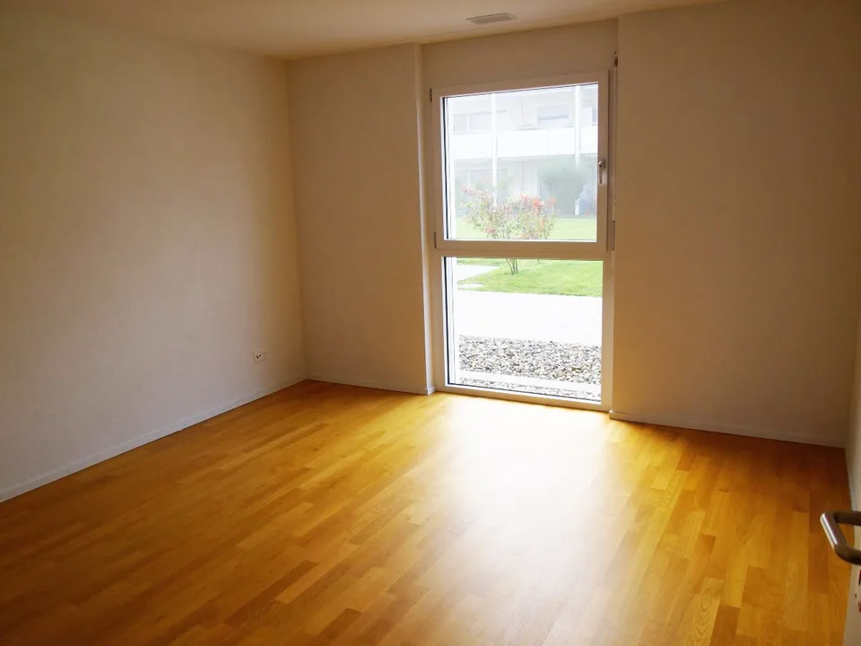 Appartement de jardin 4.5 pièces au rez-de-chaussée, 101 m² avec un espace de séjour donnant sur le verdoyant