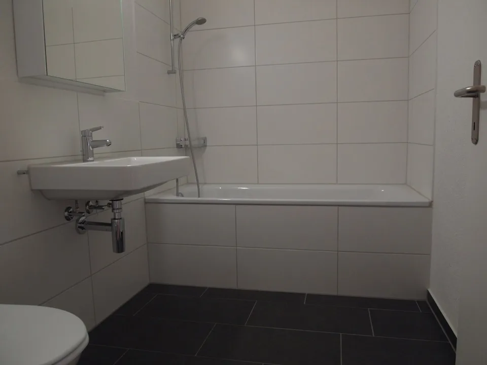 Appartement de jardin 4.5 pièces au rez-de-chaussée, 101 m² avec un espace de séjour donnant sur le verdoyant