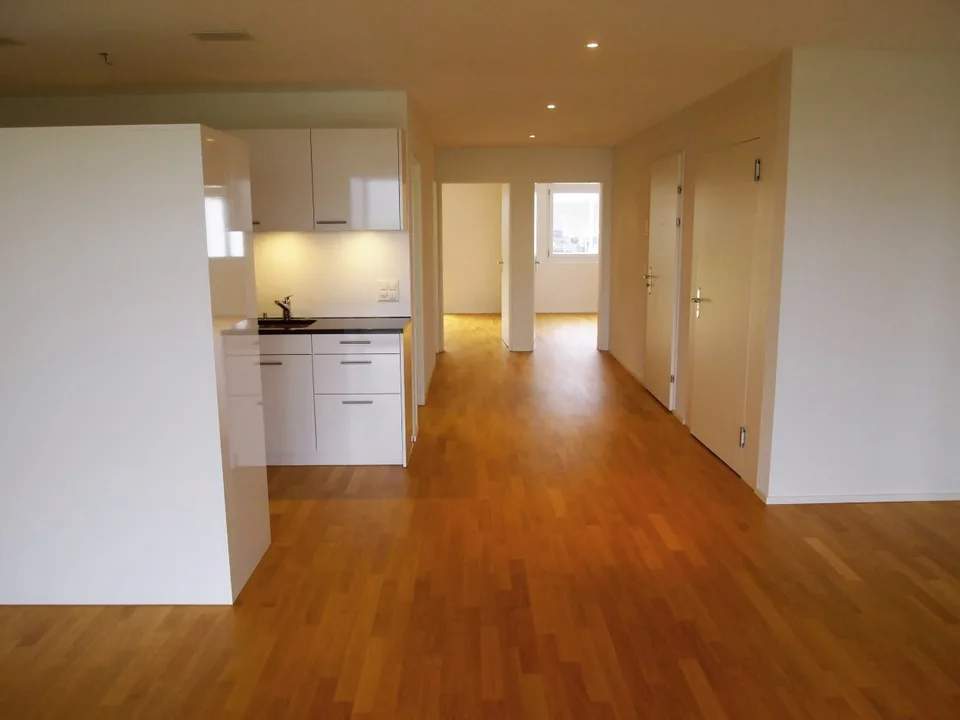 Appartement de jardin 4.5 pièces au rez-de-chaussée, 101 m² avec un espace de séjour donnant sur le verdoyant