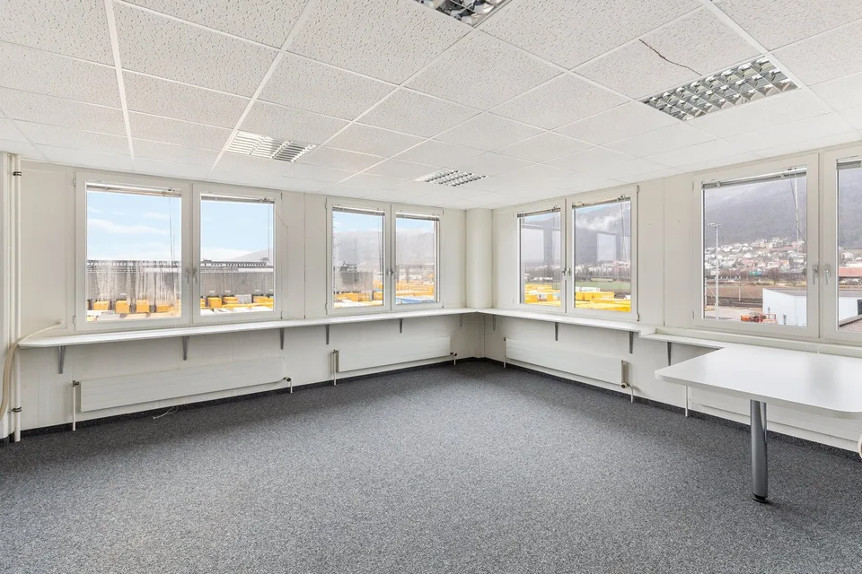 Seltene Kombination aus Büro und Lager an einem Standort – foto 4 di 15
