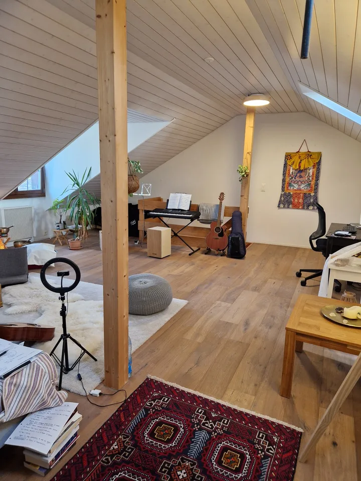 Charmante Altbauwohnung auf zwei Stöcken per 1. November