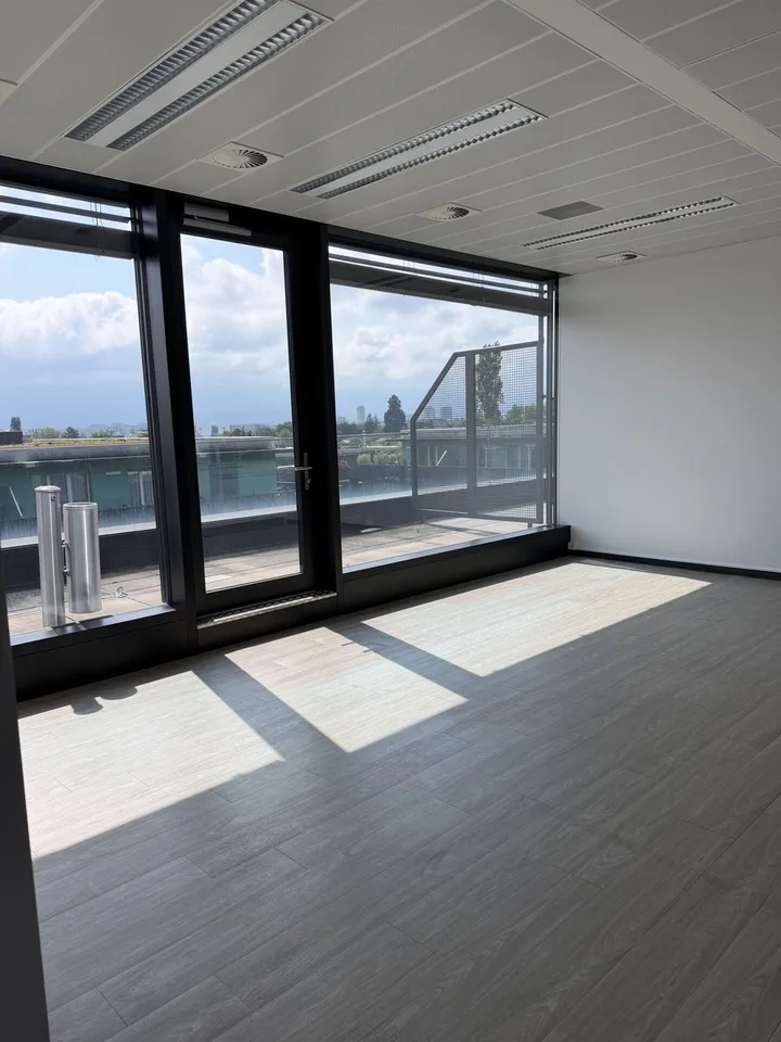 Surface de bureaux de 77 m² offrant un cadre de travail fonctionnel et agréable, idéal pour une activité administrative ou de services. – Foto 5 von 6