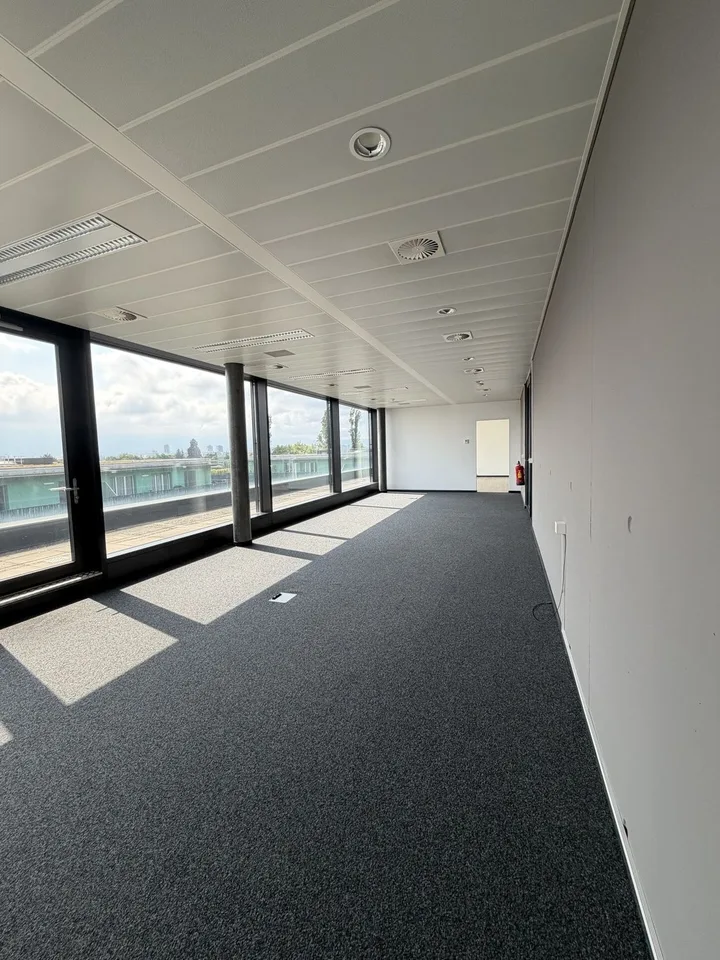 Surface de bureaux de 77 m² offrant un cadre de travail fonctionnel et agréable, idéal pour une activité administrative ou de services. – Foto 3 von 6