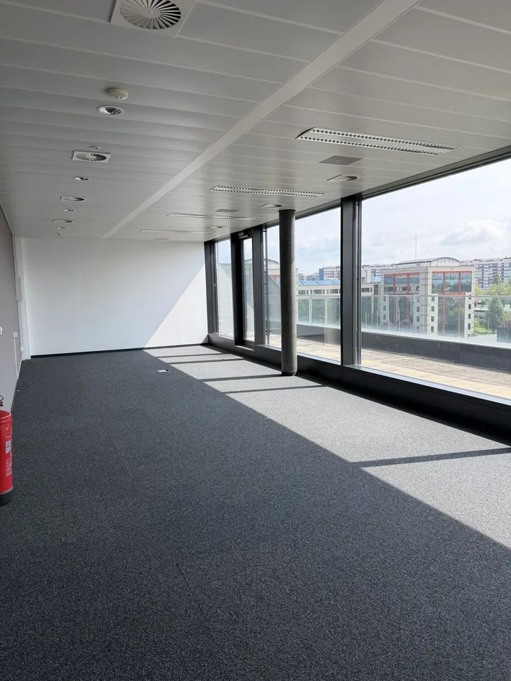 Surface de bureaux de 77 m² offrant un cadre de travail fonctionnel et agréable, idéal pour une activité administrative ou de services. – Foto 4 von 6