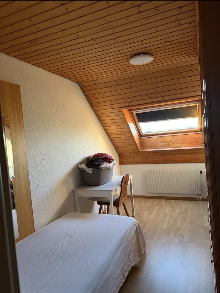 Charmante 3-Zimmer-Dachwohnung mit Balkon in Oberbuchsiten – Foto 8 von 10