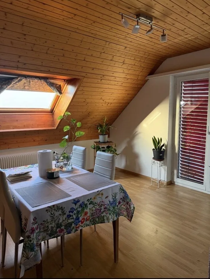 Charmante 3-Zimmer-Dachwohnung mit Balkon in Oberbuchsiten – Foto 2 von 10