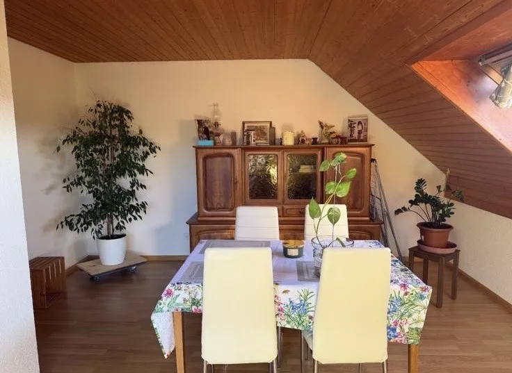 Charmante 3-Zimmer-Dachwohnung mit Balkon in Oberbuchsiten – Foto 3 von 10