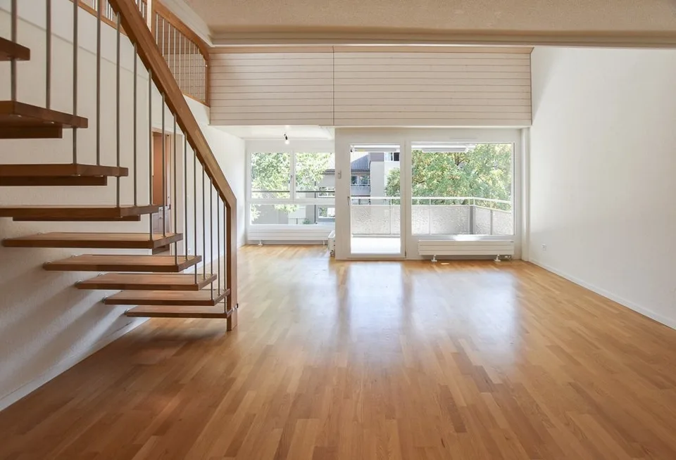 Appartement rénové de 3,5 pièces avec galerie à louer – photo 2 sur 10