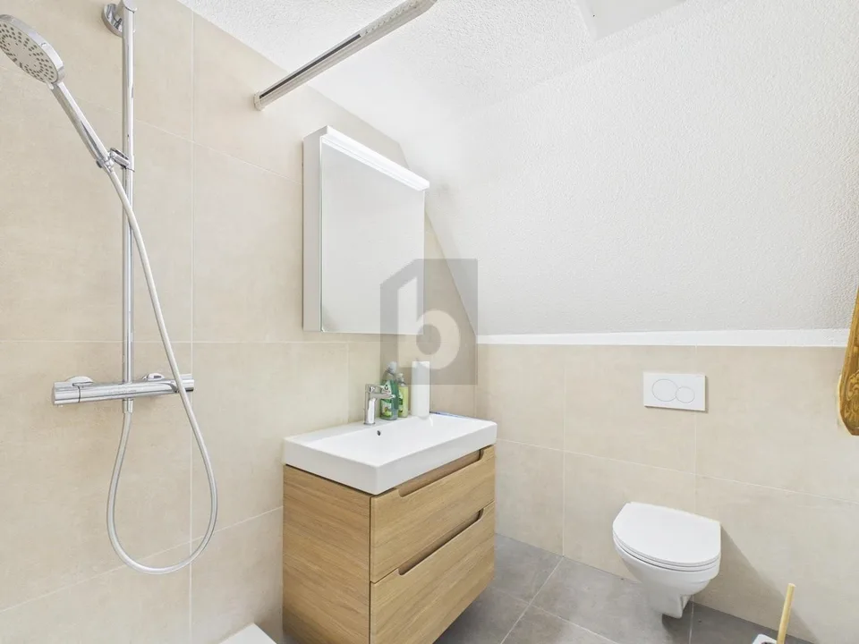HOCHWERTIG UND KOMPLETT RENOVIERT – Foto 4 von 4