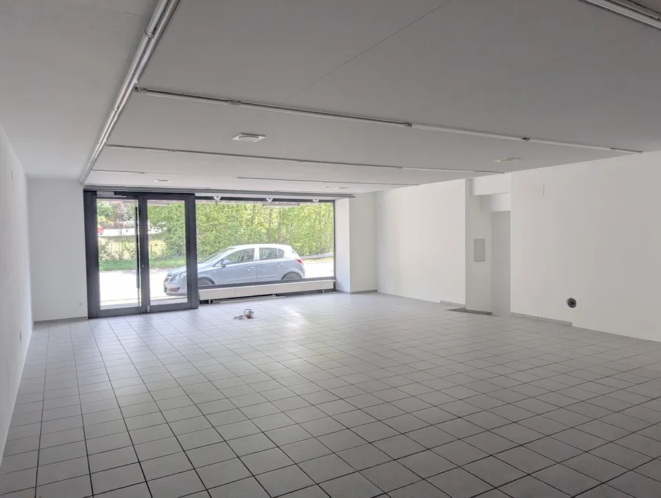 Ladenlokal / Showroom / Büro mit Schaufenster an der Hauptstrasse Zunzgen flexibel nutzbar – Foto 2 von 11