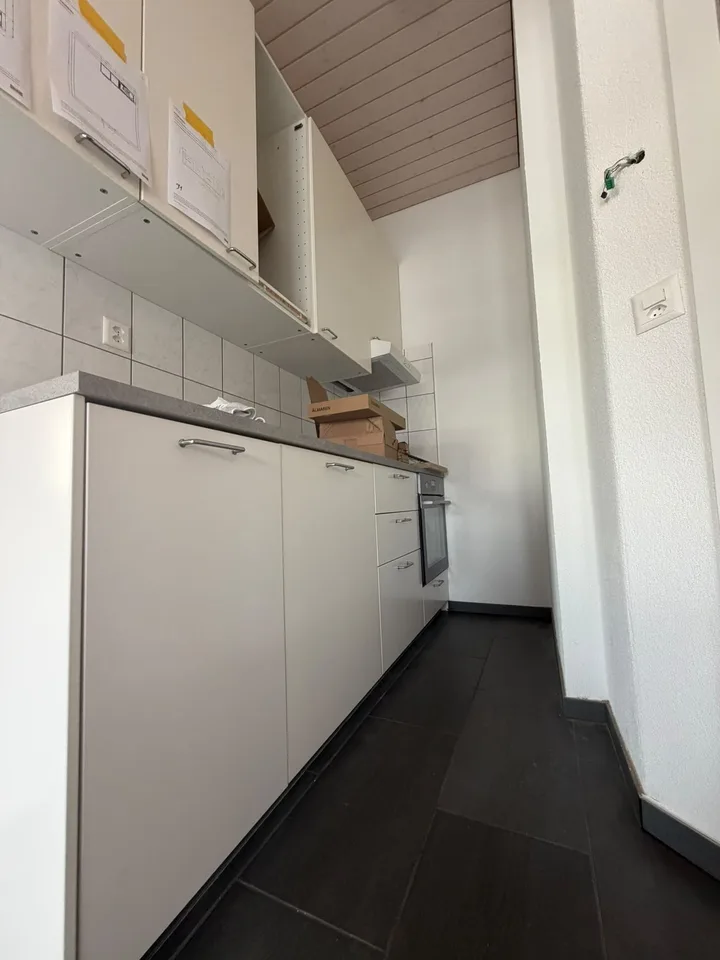 Moderne 2.5-Zimmer-Wohnung mit Balkon & Klimaanlage – Foto 4 von 5