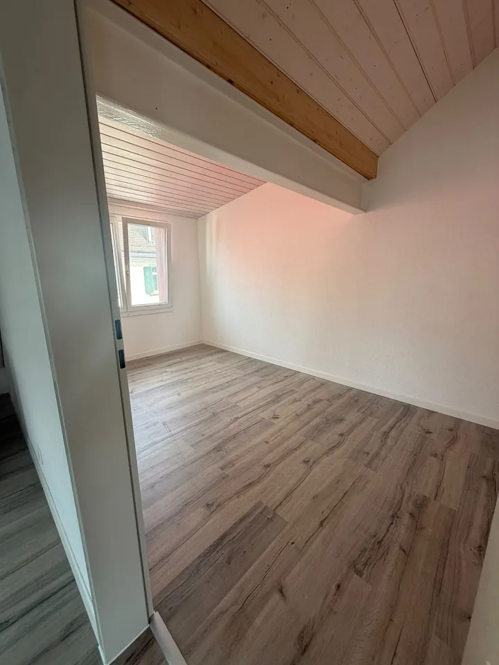 Moderne 2.5-Zimmer-Wohnung mit Balkon & Klimaanlage – Foto 3 von 5