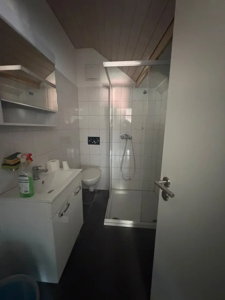 Moderne 2.5-Zimmer-Wohnung mit Balkon & Klimaanlage – Foto 2 von 5