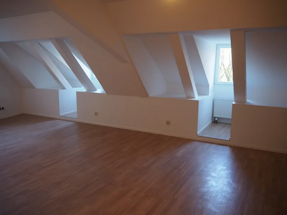 moderne 3 ½-Zimmer-Dachwohnung mit Innenhof – Foto 2 von 6