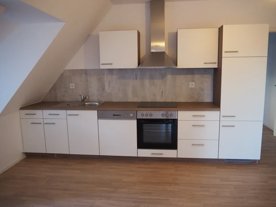 moderne 3 ½-Zimmer-Dachwohnung mit Innenhof – Foto 3 von 6