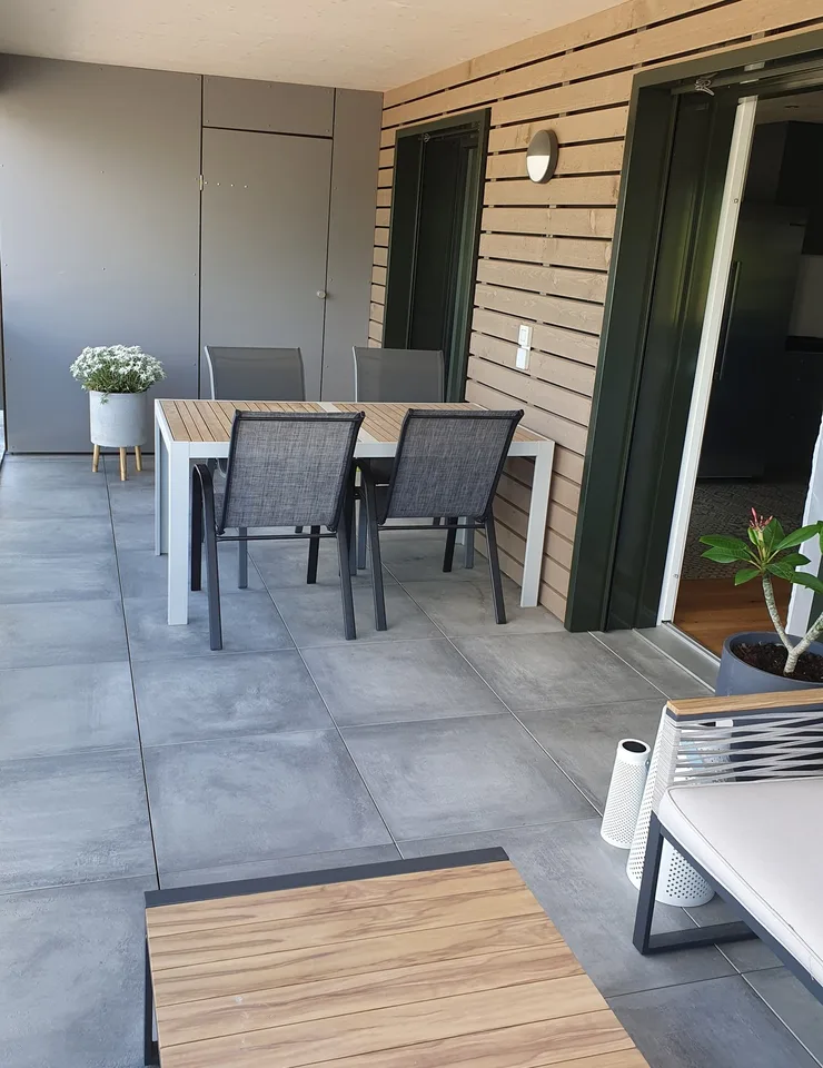 Moderne 3.5-Zimmer-Wohnung mit Terrasse und Rasensitzplatz – Foto 8 von 10