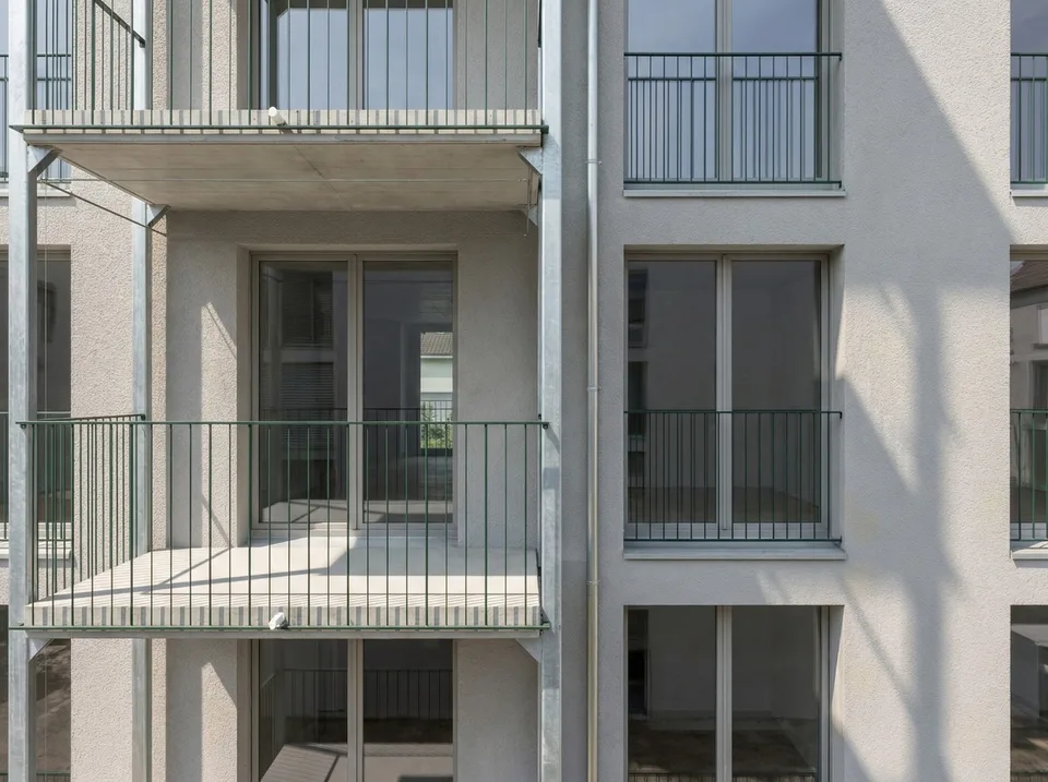 Appartement charmant de 3,5 à 4,5 pièces avec jardin d'hiver et balcon à Zurich-Oerlikon – photo 3 sur 7
