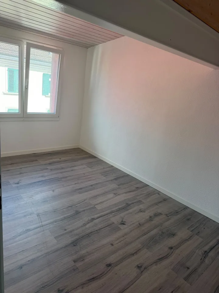 Moderne 3.5-Zimmer-Wohnung mit Balkon & Klimaanlage im 4. Obergeschoss – Foto 3 von 6