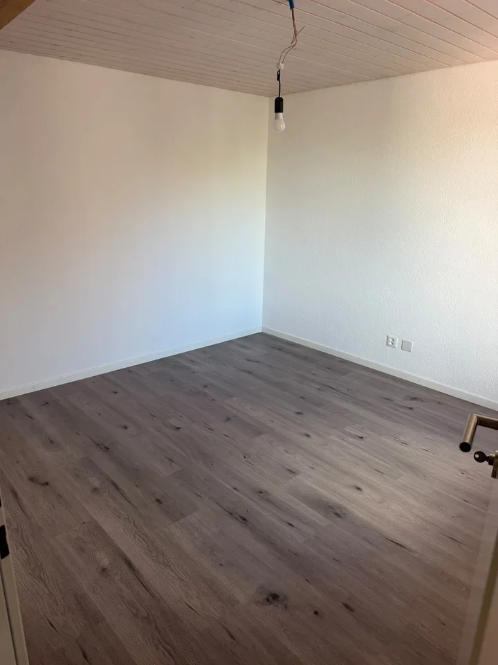 Moderne 3.5-Zimmer-Wohnung mit Balkon & Klimaanlage im 4. Obergeschoss – Foto 4 von 6