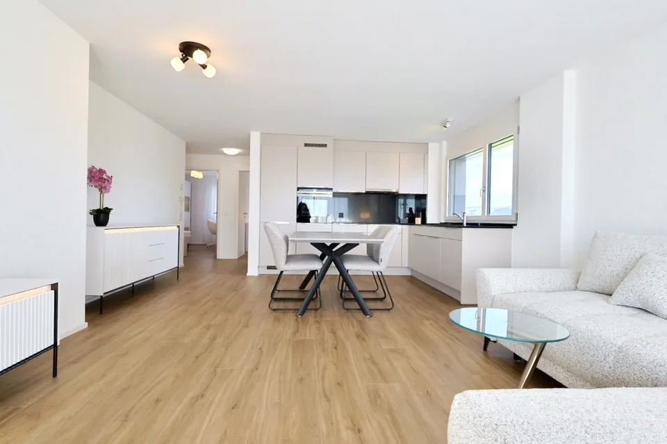 Helle 3.5-Zimmer-Wohnung mit Balkon in Steinhausen – Foto 1 von 5