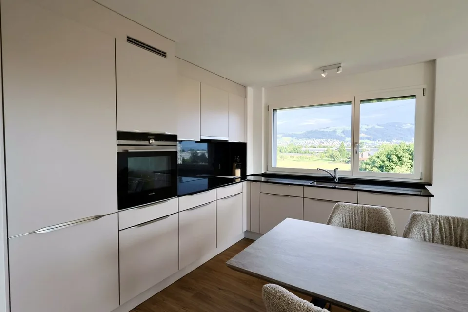 Helle 3.5-Zimmer-Wohnung mit Balkon in Steinhausen – Foto 2 von 5