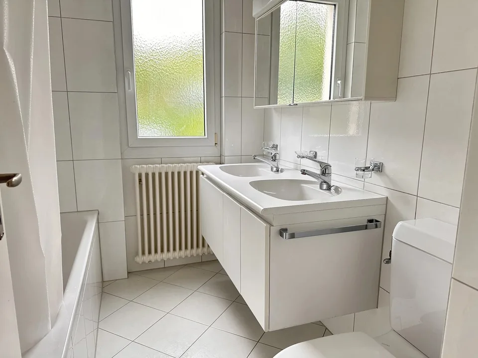 Bright furnished room with Lake Zurich view in quiet 3-person apartment – Foto 8 von 12